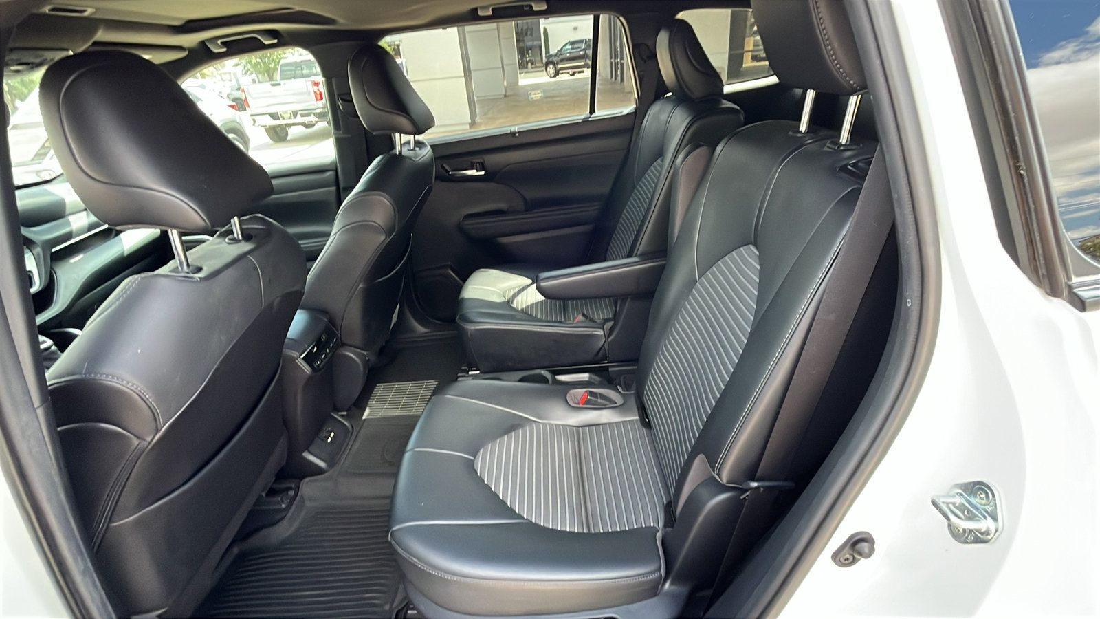 Used 2021 Toyota Highlander XSE FWD image 24