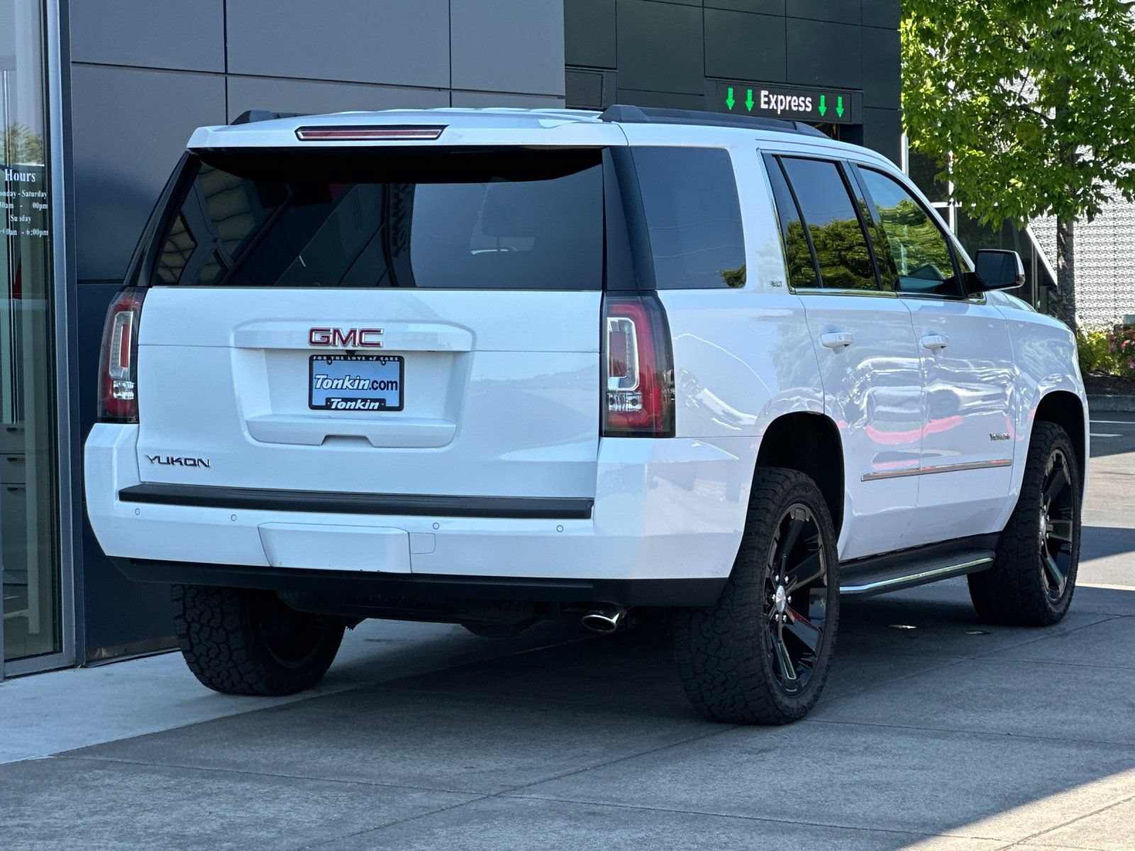 Used 2018 GMC Yukon SLT w/ Premium Edition AWD/4WD image 3