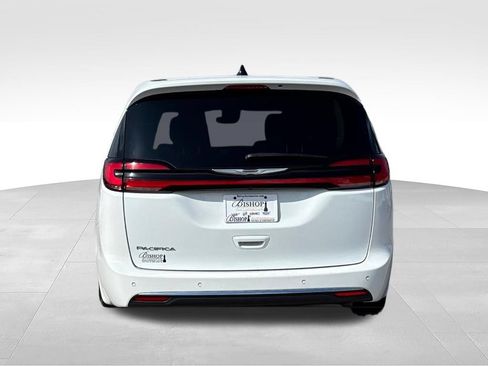 Used 2023 Chrysler Pacifica Touring-L FWD image 12