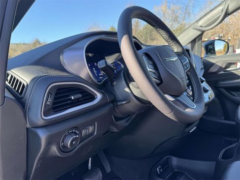 New 2026 Chrysler Pacifica Select image 2