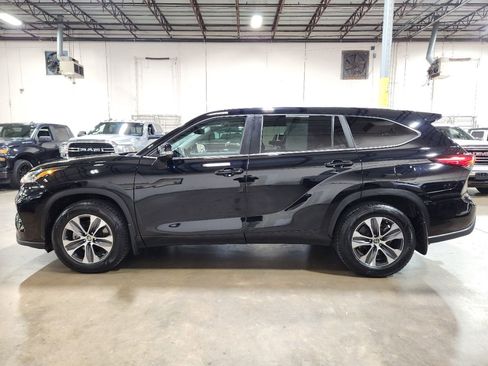 Used 2023 Toyota Highlander XLE image 7