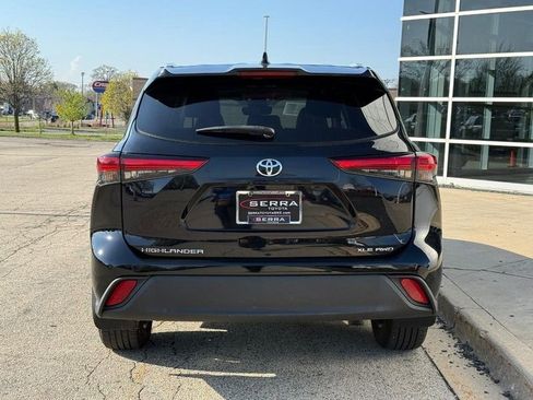 Used 2023 Toyota Highlander XLE AWD/4WD image 4