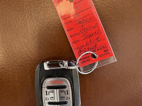 Used 2023 Chrysler Pacifica Touring-L image 27