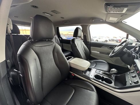 Used 2024 Kia Carnival LX image 42