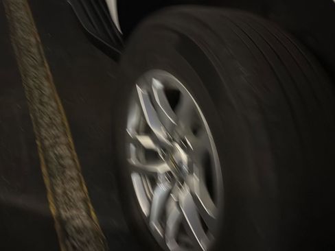 Used 2024 Chevrolet Suburban LT image 8