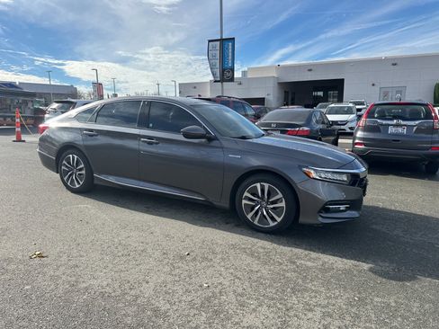 Used 2019 Honda Accord Touring image 2