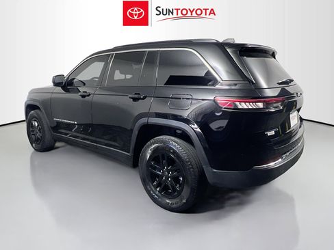 Used 2024 Jeep Grand Cherokee Laredo w/ Trailer Tow Package RWD image 6