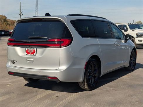 New 2026 Chrysler Pacifica Select image 7