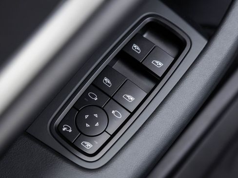 Used 2025 Porsche Taycan 4 image 20