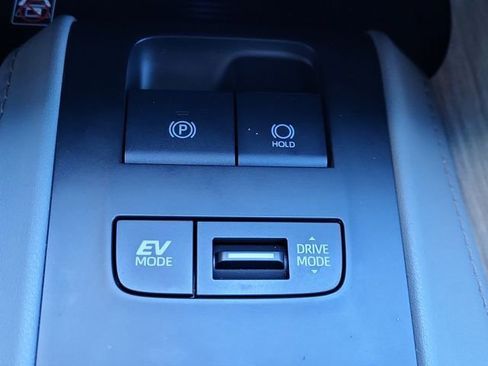 Used 2024 Toyota Venza XLE image 22