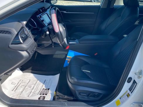 Used 2020 Toyota Camry SE FWD image 6