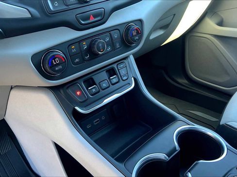 Used 2020 GMC Terrain SLE w/ Driver Convenience Package image 18