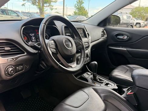 Used 2019 Jeep Cherokee Latitude Plus w/ Comfort/Convenience Group FWD image 10