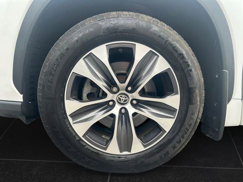Used 2022 Toyota Highlander XLE AWD/4WD image 9