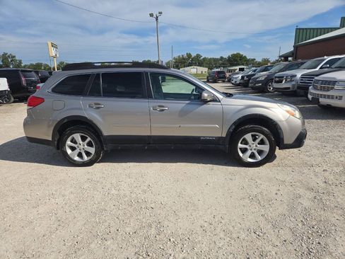 Used 2014 Subaru Outback 2.5i Premium w/ Accessory Value Package (OY1) AWD/4WD image 2