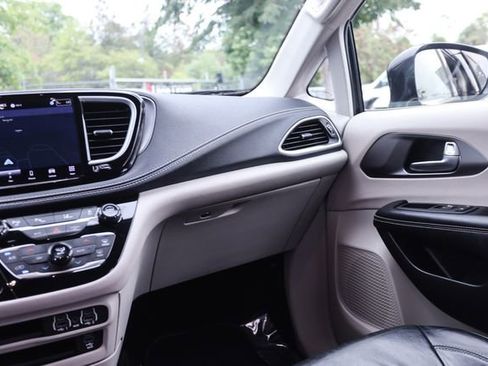 Used 2022 Chrysler Pacifica Touring-L w/ Uconnect Theater Family Group FWD image 24