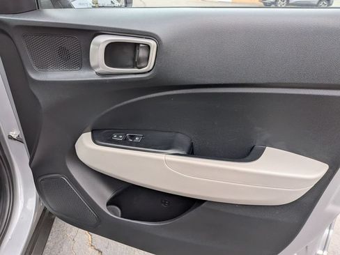 Used 2025 Hyundai Venue SEL FWD image 32