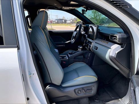 Used 2025 Toyota 4Runner Trailhunter image 9