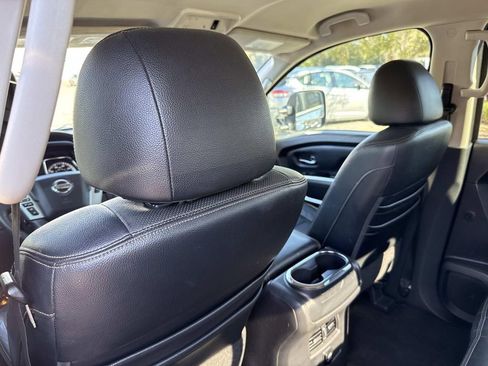 Used 2018 Nissan Titan SL w/ Chrome Package image 16