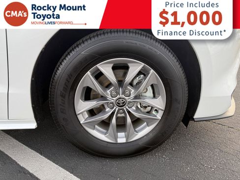 Used 2025 Toyota Sienna XLE image 8