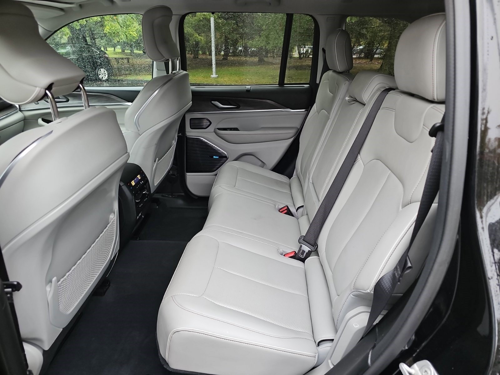 Used 2023 Jeep Grand Cherokee Overland w/ Adv Protech Group III AWD/4WD image 17