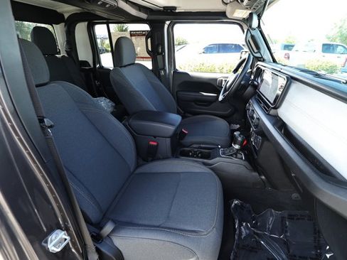 Used 2025 Jeep Gladiator Sport AWD/4WD image 26