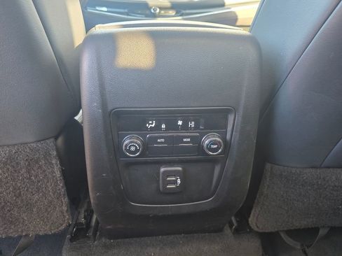 Used 2020 Buick Enclave Essence image 18