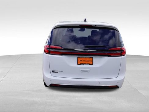 Used 2023 Chrysler Pacifica Touring-L FWD image 6