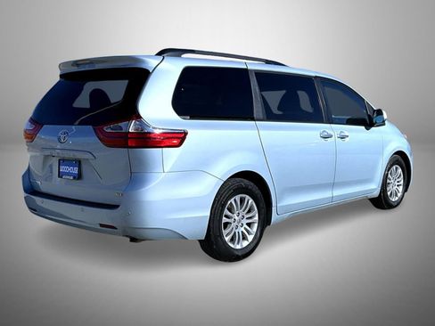 Used 2017 Toyota Sienna XLE image 5