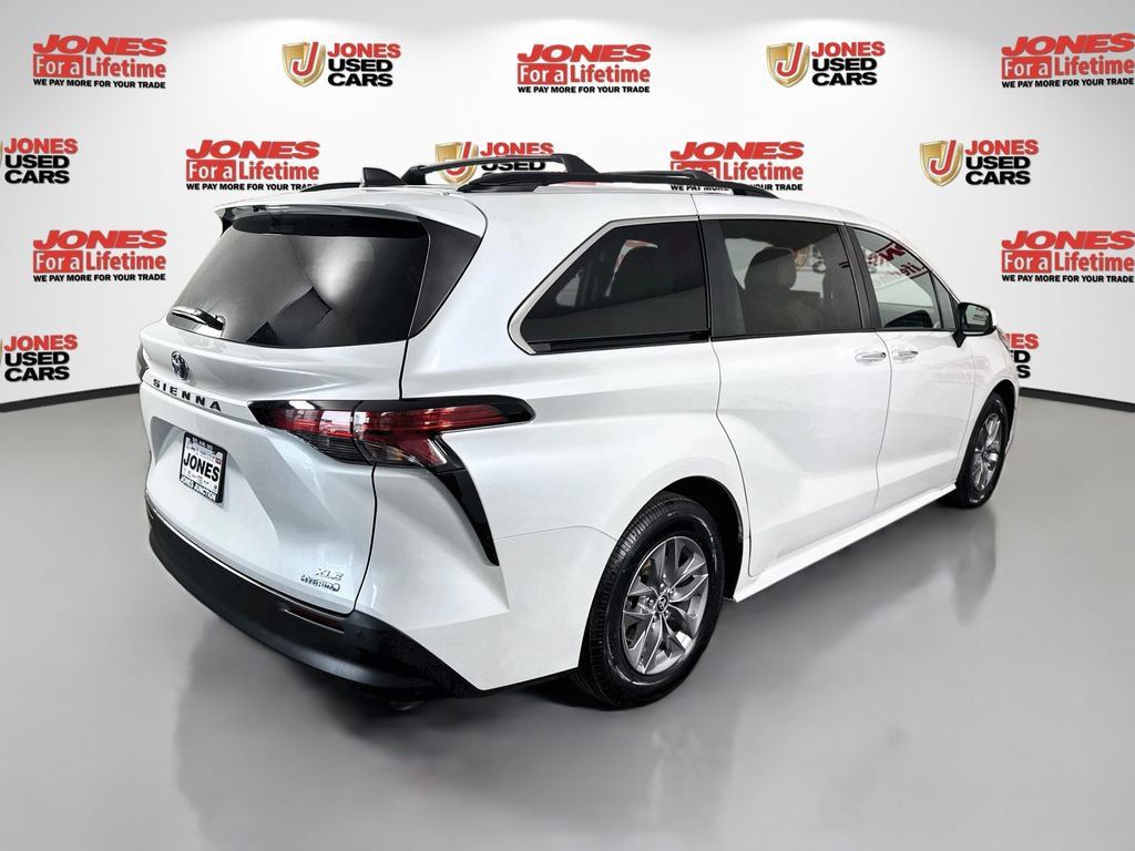 Certified 2022 Toyota Sienna XLE w/ XLE Plus Package FWD image 18