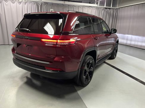 Used 2025 Jeep Grand Cherokee Limited w/ Luxury Tech Group II AWD/4WD image 7
