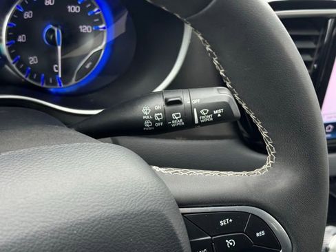 Used 2024 Chrysler Pacifica Touring-L image 27