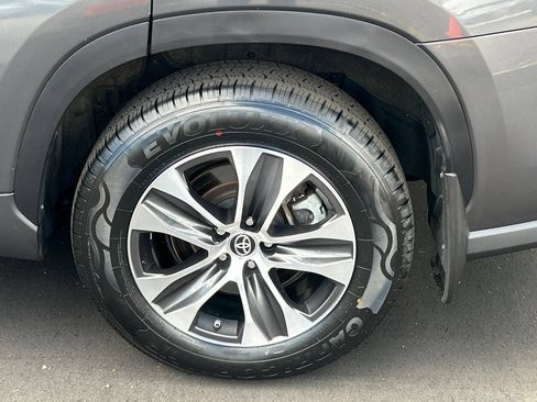 Used 2023 Toyota Highlander XLE AWD/4WD image 27