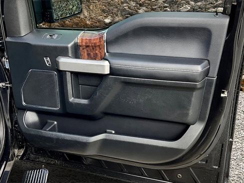 Used 2015 Ford F150 Platinum w/ Equipment Group 701A Luxury image 22