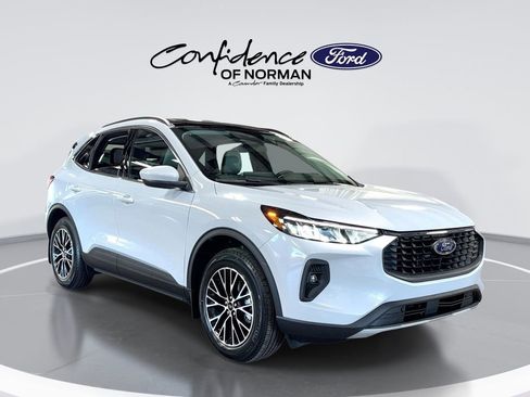 New 2025 Ford Escape SE image 1