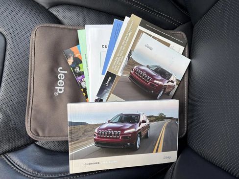 Used 2017 Jeep Cherokee Limited w/ Luxury Group AWD/4WD image 27