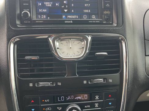 Used 2013 Chrysler Town & Country Touring FWD image 13