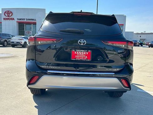 New 2026 Toyota Highlander Platinum AWD/4WD image 4