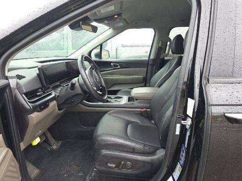 Used 2025 Kia Carnival FWD image 10