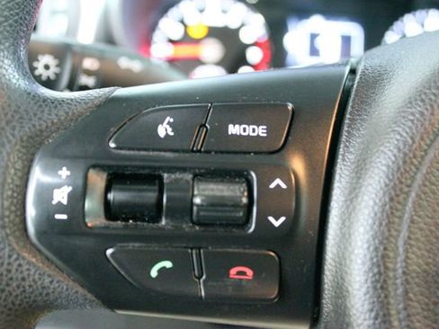 Used 2017 Kia Sorento L image 12