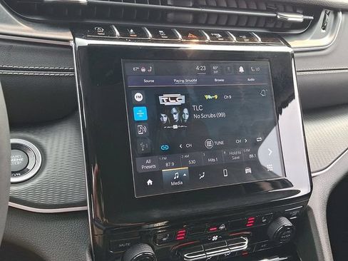 Used 2023 Jeep Grand Cherokee Laredo w/ Luxury Tech Group I AWD/4WD image 17
