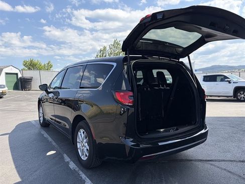 Used 2025 Chrysler Pacifica Select FWD image 8