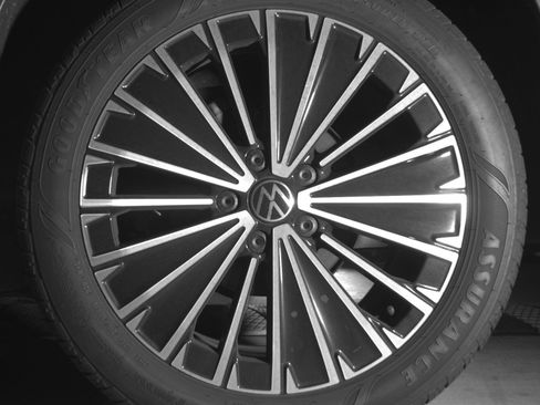 Used 2025 Volkswagen Taos SE image 14