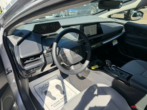 Used 2025 Toyota Prius LE image 3