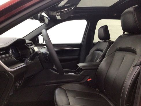 Used 2024 Jeep Grand Cherokee Limited w/ Black Appearance Package image 9