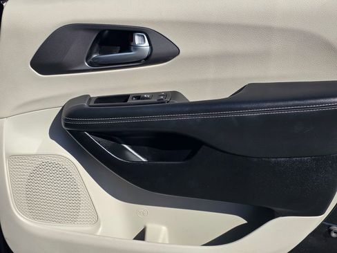 Certified 2023 Chrysler Pacifica Touring-L image 25