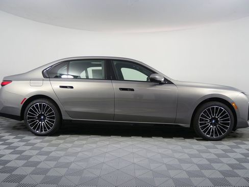 New 2026 BMW 750e xDrive w/ Executive Package image 2