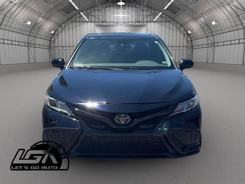 Used 2020 Toyota Camry SE FWD image 2