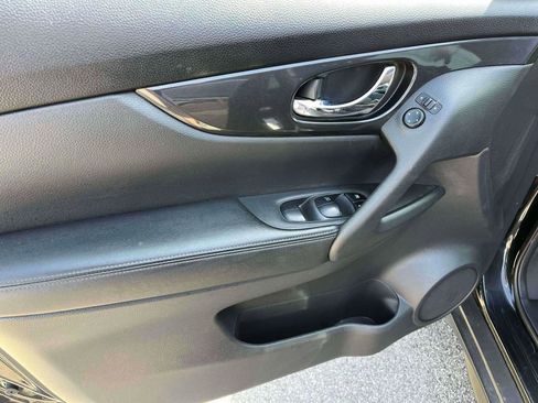 Used 2020 Nissan Rogue SV FWD image 13