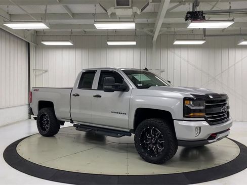 Used 2017 Chevrolet Silverado 1500 LT w/ Redline Edition image 2